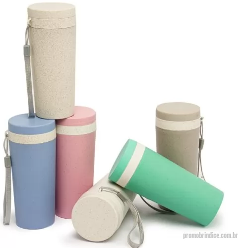 Copo com tampa personalizado - Copo fibra de bambu 350ml com parede dupla e alça. Copo produzido em Polipropileno livre de BPA, possui uma tampa de vedação rosqueável e alça de nylon (removível) para transporte. Conserva a temperatura interna durante um período de 1 à 2 horas, mas não dispõe de isolamento térmico. O copo pode ser levado a lava-louças, geladeiras e micro-ondas.
