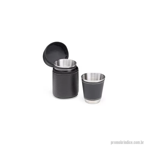 Copo de alumínio personalizado - Para quem aprecia bons drinks na companhia dos amigos, este Kit Copo Inox 50 ml com 4 peças é a escolha perfeita! Ideal para saborear doses pequenas, como tequila, shots ou outras bebidas de sua preferência. Os quatro copos têm acabamento em couro si