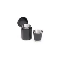 Para quem aprecia bons drinks na companhia dos amigos, este Kit Copo Inox 50 ml com 4 peças é a escolha perfeita! Ideal para saborear doses pequenas, como tequila, shots ou outras bebidas de sua preferência. Os quatro copos têm acabamento em couro si