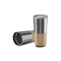 Copo parede dupla em aço inox, detalhe em bambu na parte inferior, tampa plástica com anel de silicone para evitar vazamento, com capacidade de 550ml. Dimensão Produto: 19xø9cm Peso do Produto: 0,337kg