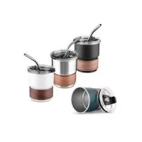 Copo em inox 304 de parede simples e capacidade máxima de 250 ml. Possui tampa rosqueável em plástico com protetor para o bocal e acesso para canudo. Dispõe ainda de luva em fibra de noz e acompanha canudo curvado em inox. Altura : 9,4 cm Largura : 8