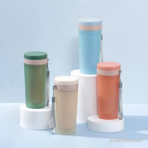 Copo ecológico personalizado - Copo de plástico polipropileno com capacidade para 350ml livre BPA, parede dupla. Acompanha tampa rosqueável e alça de nylon para transporte.