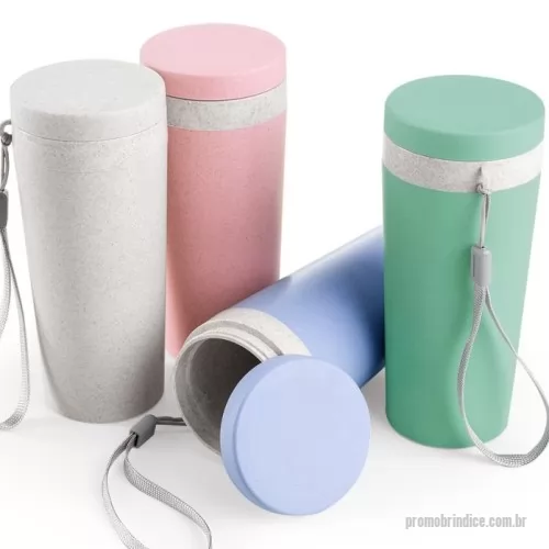 Copo ecológico personalizado - Copo fibra de bambu 350ml com parede dupla e alça. Copo produzido em Polipropileno livre de BPA, possui uma tampa de vedação rosqueável e alça de nylon (removível) para transporte. Conserva a temperatura interna durante um período de 1 à 2 horas, mas não dispõe de isolamento térmico. O copo pode ser levado a lava-louças, geladeiras e micro-ondas.  Altura :  17 cm  Largura :  7,8 cm  Circunferência :  22,4 cm Tamanho total aproximado  (CxL):  Cordão 11,2 cm  Peso aproximado (g):  107