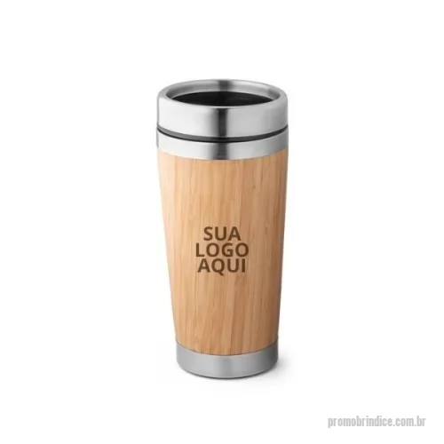 Copo ecológico personalizado - Copo Térmico Bambu Personalizado. Brinde para empresas: Este copo de viagem é um brinde corporativo excepcional, combinando a durabilidade do aço inox com a elegância do bambu. Com uma parede dupla térmica isolada a ar e um sistema de abertura deslizante, ele mantém as bebidas quentes por 2 horas e frias por 4 horas. Com capacidade de até 500 mL, é fornecido em uma caixa presente de papel kraft, refletindo o compromisso da sua empresa com a sustentabilidade. Como um brinde natural, a cor e o tamanho podem variar, tornando cada peça única. Dimensões: ø82 x 158 mm. É o brinde ideal para empresas que valorizam a qualidade e a consciência ambiental.