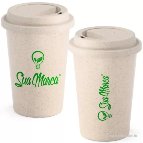 Copo ecológico personalizado - Leve suas bebidas favoritas para onde quiser com consciência ambiental! Feito com 60% fibra de bambu e 40% PP, este copo ecológico personalizado reutilizável é perfeito para quem valoriza a sustentabilidade sem abrir mão do design. Com capacidade de 450 mL e uma tampa prática, ele é ideal para cafés, chás e outras bebidas quentes ou frias.