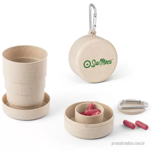 Copo ecológico personalizado - Copo de viagem ecológico personalizado retrátil, fabricado com fibra de bambu (60%) e PP (40%), com capacidade de até 210 mL. Acompanha caixa para comprimidos e mosquetão, tornando-o prático e funcional para o dia a dia. Ideal para quem busca uma opção sustentável e compacta para levar bebidas e manter a organização de pequenos itens.