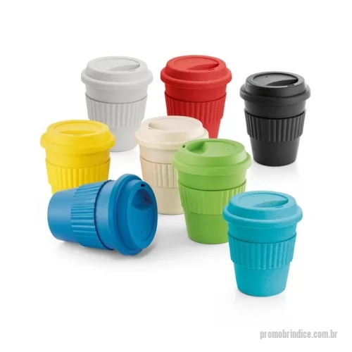 Copo ecológico personalizado - Copo de viagem em fibra de bambu (60%) e PP (40%), com tampa e capacidade até 380 mL. Tira em silicone para facilitar o transporte de bebidas quentes. Certificação EU Food Grade. ø95 x 114 mm