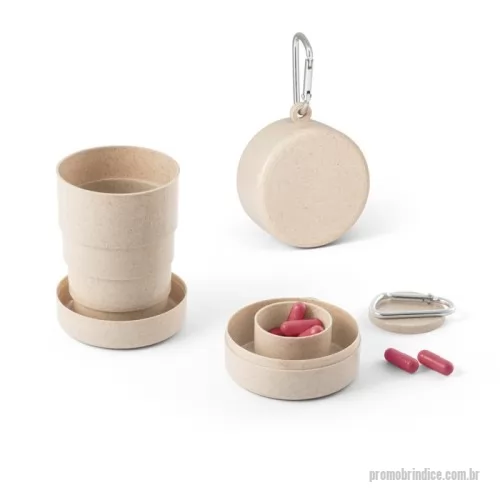 Copo ecológico personalizado - Copo de viagem retrátil em fibra de bambu (60%) e PP (40%) com capacidade até 210 mL. Incluso caixa para comprimidos e mosquetão. Certificação EU Food Grade. ø65 x 33 mm