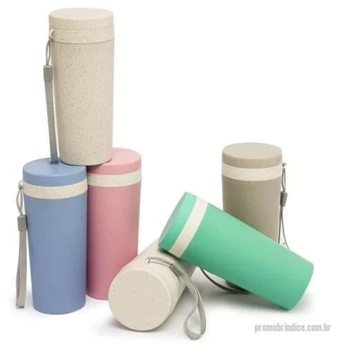 Copo ecológico personalizado - Copo fibra de bambu 350ml com parede dupla e alça. Copo produzido em Polipropileno livre de BPA, possui uma tampa de vedação rosqueável e alça de nylon (removível) para transporte. Conserva a temperatura interna durante um período de 1 à 2 horas, mas não dispõe de isolamento térmico. O copo pode ser levado a lava-louças, geladeiras e micro-ondas.