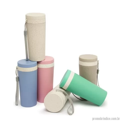 Copo ecológico personalizado - Copo fibra de bambu 350ml com parede dupla e alça. Copo produzido em Polipropileno livre de BPA, possui uma tampa de vedação rosqueável e alça de nylon (removível) para transporte. Conserva a temperatura interna durante um período de 1 à 2 horas, mas não dispõe de isolamento térmico. O copo pode ser levado a lava-louças, geladeiras e micro-ondas.