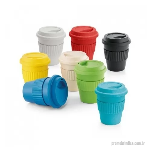 Copo ecológico personalizado - Copo de viagem em fibra de bambu (60%) e PP (40%), com tampa e capacidade até 380 mL. Tira em silicone para facilitar o transporte de bebidas quentes. Certificação EU Food Grade. 