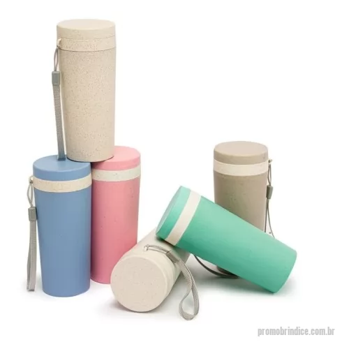 Copo ecológico personalizado - Copo isotérmico fibra de bambu 350ml com parede dupla e alça. Copo produzido em Polipropileno livre de BPA, possui uma tampa de vedação rosqueável e alça de nylon (removível) para transporte. Conserva a temperatura interna durante um período de 1 à 2 horas, mas não dispõe de isolamento térmico. O copo pode ser levado a lava-louças, geladeiras e micro-ondas.  Altura :  17 cm  Largura :  7,8 cm  Circunferência :  22,4 cm
