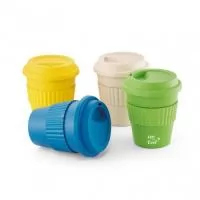 Copo de viagem com tampa em fibra de bambu (50%) e PP (50%), com capacidade até 380 ml e tira em silicone para facilitar o transporte de bebidas quentes