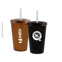 Capacidade para 320ml. Copo sustentável feito com 50% de fibra de coco ou madeira e 50% de Plástico Premium (PP), design moderno e acabamento impecável, feito em material atóxico e resistente ao micro-ondas e máquina de lavar louças. Acompanha tampa e canudo.