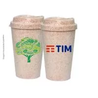 Copo Cancun Green Colors MUG 320ml , copo sustentável feito com 50% de fibra de madeira e 50% de Plástico Premium (PP).  Cores inovadoras, design moderno e acabamento impecável, feito em material atóxico e resistente ao micro-ondas e máquina de lavar. Acompanha tampa MUG. 