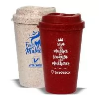 Capacidade para 320ml. Copo sustentável feito com 50% de fibra de madeira e 50% de Plástico Premium (PP).  Cores inovadoras, design moderno e acabamento impecável, feito em material atóxico e resistente ao micro-ondas e máquina de lavar. Acompanha tampa MUG. 