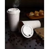 Copo de fibra personalizado, fabricado em fibra de arroz, o copo possui capacidade de 550 ml, tampa rosqueável e ótimo acabamento. Brinde de baixo custo com amplo espaço para personalizar a logomarca de empresas