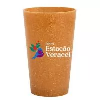 Capacidade para 320 ml. Copo sustentável feito com 50% de fibra natural de coco ou madeira e 50% de Plástico Premium (PP), reduzindo a quantidade de plástico e reaproveitando resíduos renováveis. Design moderno e acabamento impecável, feito em material atóxico e resistente ao microondas e máquina de lavar.