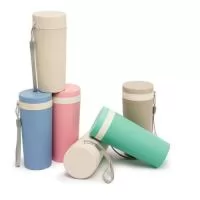 Copo isotérmico fibra de bambu 350ml com parede dupla e alça. Copo produzido em Polipropileno livre de BPA, possui uma tampa de vedação rosqueável e alça de nylon (removível) para transporte. Conserva a temperatura interna durante um período de 1 à 2 horas, mas não dispõe de isolamento térmico. O copo pode ser levado a lava-louças, geladeiras e micro-ondas.  Altura :  17 cm  Largura :  7,8 cm  Circunferência :  22,4 cm