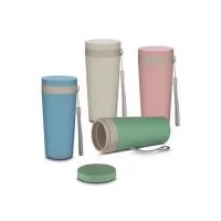 Copo plástico com parede dupla, produzido com fibra de trigo e plástico, com capacidade de 300ml, alça para transporte e tampa rosqueável. Dimensão Produto: 16,5xø7cm Peso do Produto: 0,121kg