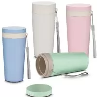 Copo plástico com parede dupla, produzido com fibra de trigo e plástico, com capacidade de 300ml, alça para transporte e tampa rosqueável.