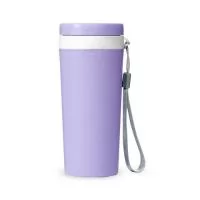 Copo isotérmico fibra de bambu 350ml com parede dupla e alça. Copo produzido em Polipropileno livre de BPA, possui uma tampa de vedação rosqueável e alça de nylon (removível) para transporte. Conserva a temperatura interna durante um período de 1 à 2 horas, mas não dispõe de isolamento térmico. O copo pode ser levado a lava-louças, geladeiras e micro-ondas.  Altura: 17 cm Largura: 7,8 cm Medidas aproximadas para gravação: (CxL): 13,5 cm x 5 cm Tamanho: (CxL): Cordão 11,2 cm