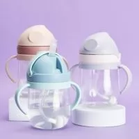 Copo de transição infantil feito em plástico com capacidade para 350ml e marcação de volume de até 250ml. Com pegador duplo, tampa de proteção e canudo de silicone, o copo possui um sistema de válvula antivazamento e antisufocamento.