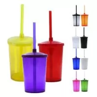 Copo plástico com capacidade de 350ml é perfeito para quem busca um produto prático e versátil para servir suas bebidas preferidas. Com tampa e canudo, ele é ideal para ser usado em casa, no trabalho ou em eventos. Feito em plástico resistente, ele é fácil de limpar e pode ser usado diversas vezes. Com este copo, você tem a garantia de um produto durável e eficiente para desfrutar suas bebidas de forma prática e conveniente.