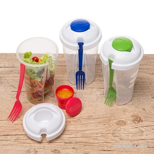 Copo para Salada personalizado - DESCRIÇÃO: Copo de salada 850ml com garfo e compartimento para molho. Copo plástico transparente com três detalhes ovais na lateral e tampa branca, no centro da tampa há um compartimento (mini copo com tampa) de 50ml para colocar molho e garfo plástico encaixado na parte traseira da tampa.  Medidas aproximadas para gravação (CxL): 14 cm x 8 cm  Tamanho total aproximado (CxL): 19 cm x 11,5 cm x 31 cm - Garfo 17 cm x 2,6 cm  Peso aproximado (g): 77  Cores: azul, verde, vermelho, laranja e branco  Consultar disponibilidade do estoque