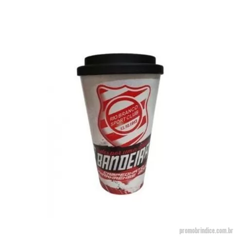 Copo personalizado - O copo bucks personalizado é produzido em PP, com capacidade para 550ml e uma tampa. Disponível em diversas cores, a gravação do seu logotipo pode ser feita em in mold label, uma técnica de personalização que pode ser feita em 360 graus do copo e não tem limite de cores.