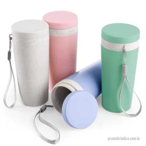 Copo personalizado - Copo fibra de bambu 350ml com parede dupla e alça. Copo produzido em Polipropileno livre de BPA, possui uma tampa de vedação rosqueável e alça de nylon (removível) para transporte. Conserva a temperatura interna durante um período de 1 à 2 horas, mas não dispõe de isolamento térmico. O copo pode ser levado a lava-louças, geladeiras e micro-ondas.  Altura :  17 cm  Largura :  7,8 cm  Circunferência :  22,4 cm  Medidas aproximadas para gravação (CxL):  13,5 cm x 5 cm  Tamanho total aproximado  (CxL):  Cordão 11,2 cm  Peso aproximado (g):  107