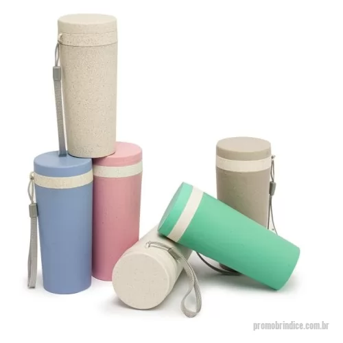Copo personalizado - Copo fibra de bambu 350ml com parede dupla e alça. Copo produzido em Polipropileno livre de BPA, possui uma tampa de vedação rosqueável e alça de nylon (removível) para transporte. Conserva a temperatura interna durante um período de 1 à 2 horas, mas não dispõe de isolamento térmico. O copo pode ser levado a lava-louças, geladeiras e micro-ondas.