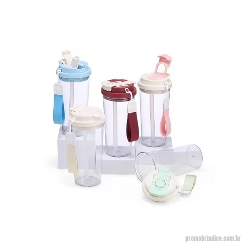 Copo personalizado - Copo para saborear as bebidas mais deliciosas e especiais! Resistente e versátil, ele possui capacidade para 600ml e uma tampa com duas opções de uso: bico flip com canudo interno e tampa protetora e outro com acesso diretamente ao bocal, com tampa de proteção. Produzido em policarbonato livre de BPA, ele oferece segurança na hora de consumir as bebidas. Além disso, a alça de nylon com detalhe em couro sintético adiciona um toque de elegância e torna o transporte mais confortável. Este copo é perfeito para tornar cada gole uma experiência ainda mais gostosa.