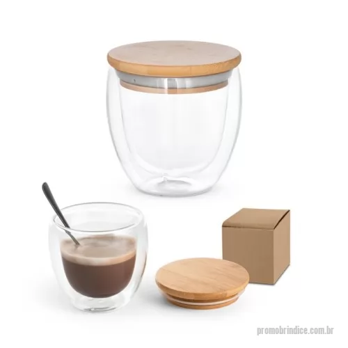 Copo personalizado - Copo em vidro isotérmico (borossilicato), térmico com parede dupla isolada a ar e tampa de bambu. Copo com capacidade até 250 mL, ideal para líquidos frios ou quentes, tendo uma tampa com isolante em silicone que facilita o transporte do copo evitando respingo. Apto para ir ao micro-ondas e à máquina de lavar, retirando a tampa. Fornecido em caixa presente de papel kraft. Certificação EU Food Grade. A cor e o resultado da impressão nos materiais naturais pode variar entre produtos. ø89 x 91 mm