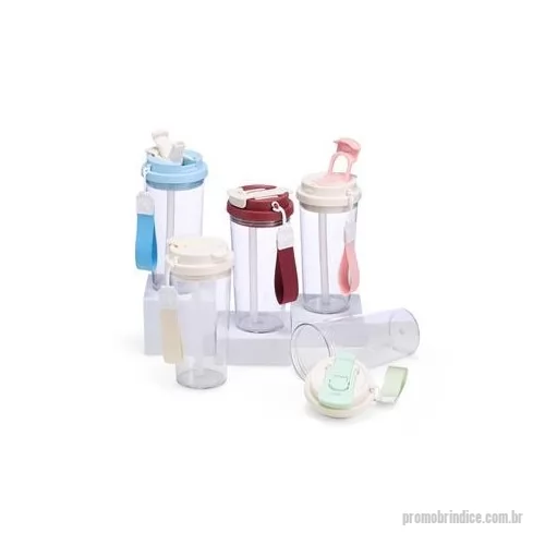 Copo personalizado - Copo para saborear as bebidas mais deliciosas e especiais! Resistente e versátil, ele possui capacidade para 600ml e uma tampa com duas opções de uso: bico flip com canudo interno e tampa protetora e outro com acesso diretamente ao bocal, com tampa d