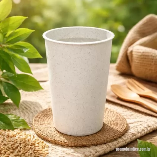 Copo personalizado - Copo com capacidade de 400 ml produzido em polipropileno com composição em fibra de arroz, com peso aproximado de 26 gramas, altura de 12,0 cm, diâmetro da boca de 7,5 cm e base de 6,4 cm, desenvolvido para oferecer resistência estrutural aliada a um