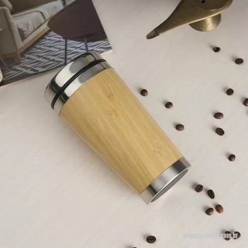 Copo personalizado - Copo de bambu com capacidade de 500ml, parte interna em inox e tampa com compartimento de abertura para beber, ideal para cafés, chás e outras bebidas no dia a dia. O revestimento externo em bambu traz um visual natural e sofisticado, enquanto os det