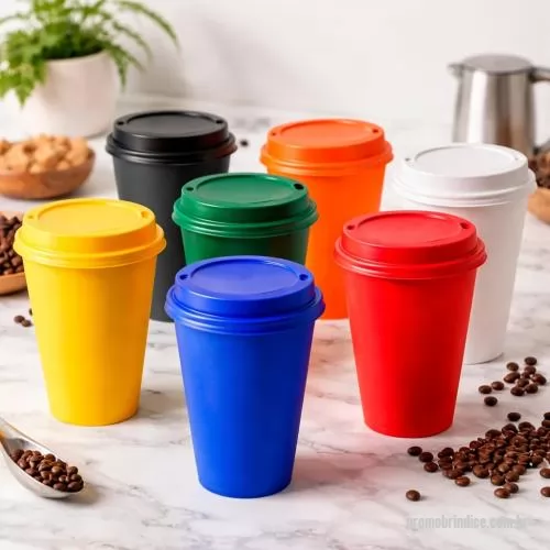 Copo personalizado - Copo com capacidade de 450 ml produzido em polipropileno, com peso aproximado de 41 gramas, altura de 12,4 cm, diâmetro da boca de 8,5 cm e base de 5,8 cm, acompanhado de tampa estilo MUG que auxilia na vedação e no controle do fluxo ao consumir bebi