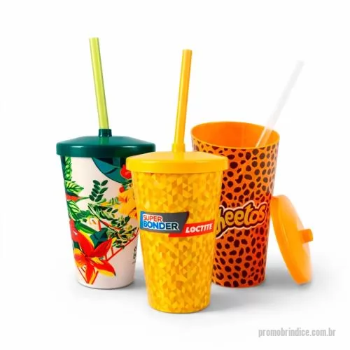 Copo personalizado - Copo com capacidade de 550 ml produzido em polipropileno, com peso aproximado de 45 gramas, altura de 14,5 cm, diâmetro da boca de 8,7 cm e base de 6,3 cm, acompanhado de tampa e canudo, com personalização em IML (In Mold Label), tecnologia na qual a