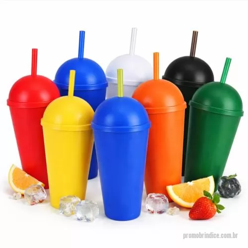 Copo personalizado - Copo com capacidade de 550 ml produzido em polipropileno, com peso aproximado de 48 gramas, altura de 14,5 cm, diâmetro da boca de 8,7 cm e base de 6,3 cm, acompanhado de tampa em formato bola e canudo, proporcionando uma estrutura diferenciada e fun
