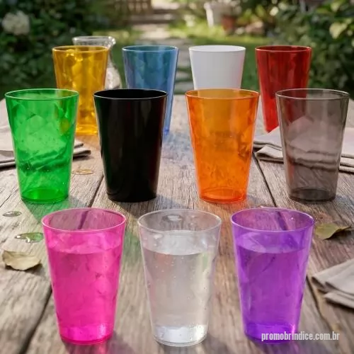 Copo personalizado - Copo com capacidade de 750 ml produzido em poliestireno, com peso de 65 gramas, altura de 15 cm, diâmetro da boca de 9,5 cm e base de 7,1 cm, apresentando estrutura rígida e acabamento com textura em relevo espiral que valoriza o design e melhora a p
