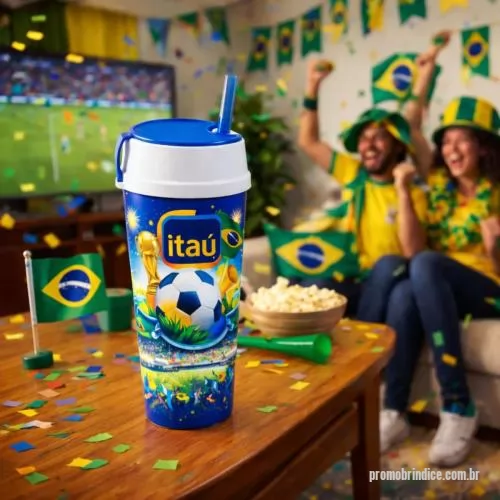 Copo personalizado - Copo com capacidade de 550 ml produzido em polipropileno, com peso aproximado de 62 gramas, altura de 14,5 cm, diâmetro da boca de 8,7 cm e base de 6,3 cm, acompanhado de tampa com compartimento porta snacks integrado e com possibilidade de personali