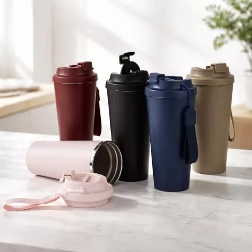 Copo personalizado - Copo em inox 304 com revestimento externo em polipropileno (PP) e capacidade para até 480ml. Apresenta tampa rosqueável em PP livre de BPA com protetor para o bocal. Acompanha alça em nylon com detalhe em couro sintético para transporte.