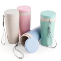 Copo térmico de fibra de bambu de 350ml com alça. Copo produzido em Polipropileno livre de BPA, possui uma tampa de vedação rosqueável e alça de nylon (removível) para transporte. O copo pode ser levado a lava-louças, geladeiras e micro-ondas.
