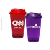 Capacidade 320ml. Copo Cancun Cristal MUG é feito em Plástico Premium (PS Cristal) atóxico, com parede espessa resultando em um produto robusto de alta qualidade. Acompanha tampa MUG feita em Plástico Premium (PP), atóxico. A transparência deixa o produto mais moderno e elegante. 