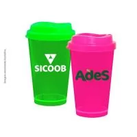 Capacidade 320ml. Copo Cancun Cristal MUG é feito em Plástico Premium (PS Cristal) atóxico, com parede espessa resultando em um produto robusto de alta qualidade. Acompanha tampa MUG feita em Plástico Premium (PP), atóxico. A transparência deixa o produto mais moderno e elegante. 