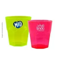 Capacidade para 300ml. Design moderno e acabamento impecável, o Copo Mini Roma é feito em plástico Plástico Premium (PS) Cristal atóxico. A transparência deixa o produto mais moderno e elegante. Parede espessa resultando em um produto robusto de alta qualidade.