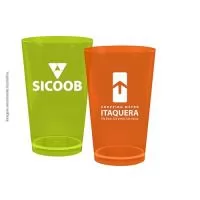 Design moderno e acabamento impecável, o Copo Cancun é feito em Plástico Premium (PS Cristal) atóxico. Parede espessa resultando em um produto robusto de alta qualidade. Produto não pode ir ao micro ondas, lava louças e freezer.