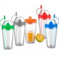 Copo plástico 500ml de parede dupla e canudo retrátil. Tampa rosqueável colorida com “botão” suporte para acionamento do canudo.