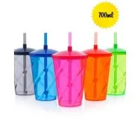 Copo twister com tampa e canudo personalizado. Com capacidade de 700 ml, esse copo é colorido, resistente, possui bom espaço para imprimir o logotipo de empresas. Ideal para promover sua marca em junto a clientes e colaboradores